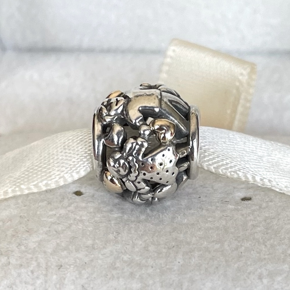 Pandora Family Holding Hands Whit 14k Gold Hearts Charm!